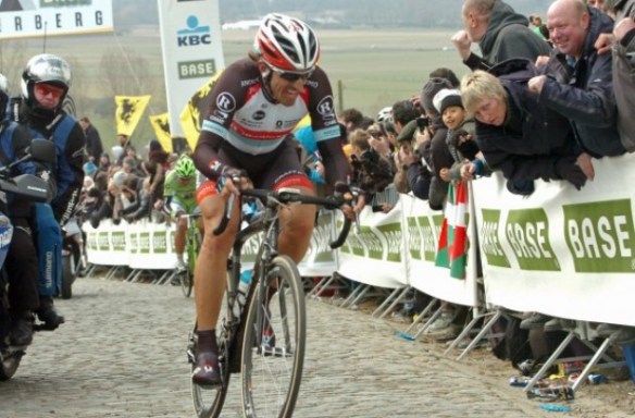 radioshack_fabian_cancellara_attacks_tour_of_flanders_2013_ronde_van_vlaanderen_2013